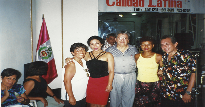 Antonio Rengifo, en el centro, con tres cantantes y Ricardo Bustamante, timbalero y director de la orquesta Calidad Latina, la Sonora Matancera del Perú. En un local del Paseo Colón de Lima.